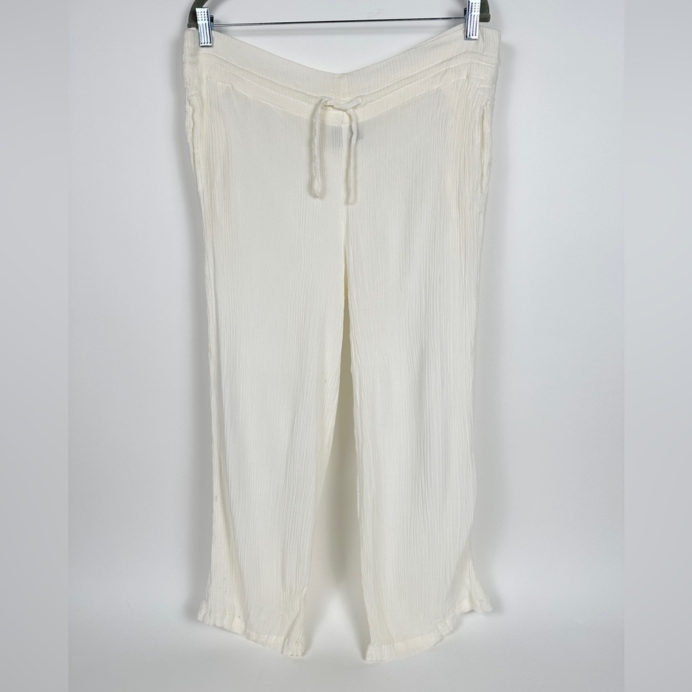 Women’s high rise ankle pants.